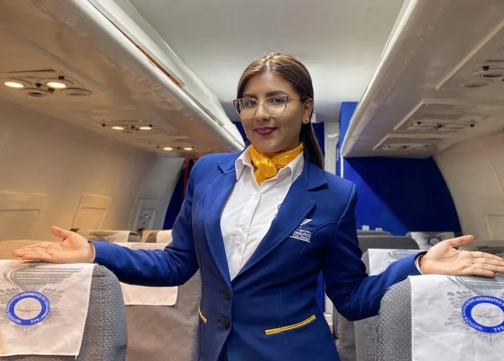 Descubre los requisitos para ser auxiliar de vuelo en Colombia: Guía completa